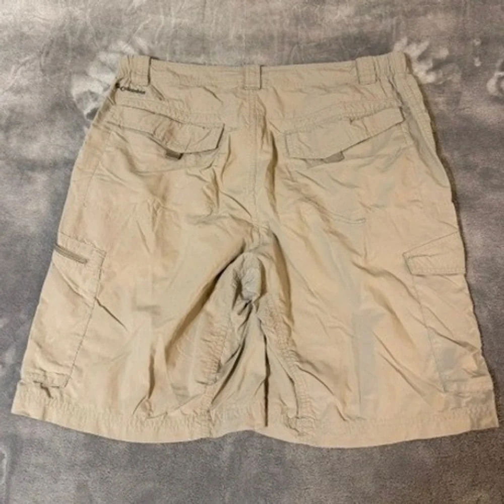 Columbia Omni-Shade Mens 36 Tan Khaki Nylon Cargo Hiking Shorts 10 Inch Inseam